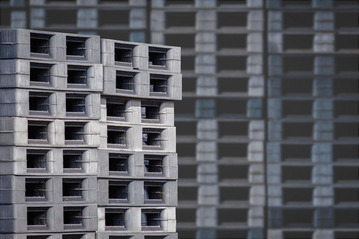 Focus,On,Foreground,At,Stack,Of,Many,Plastic,Shipping,Pallets